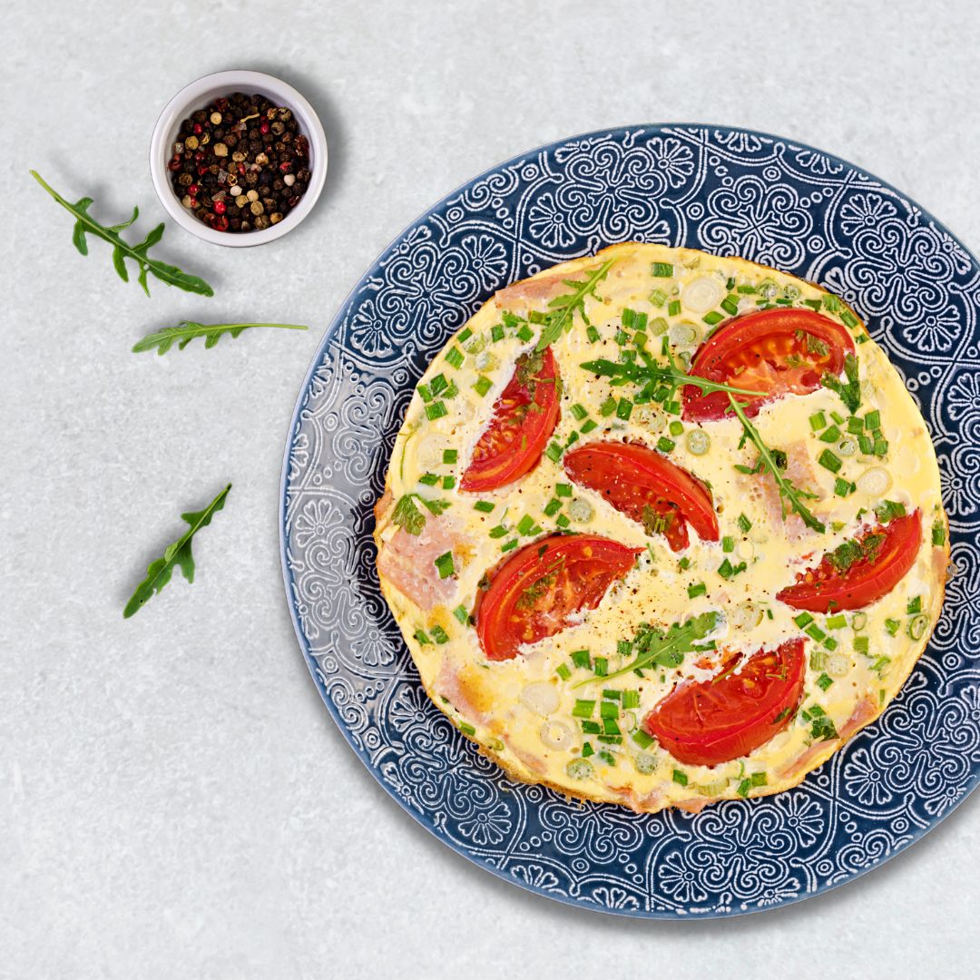 afbeelding Eitje erbij? Probeer deze omelet met tomaat, ham en bosui!