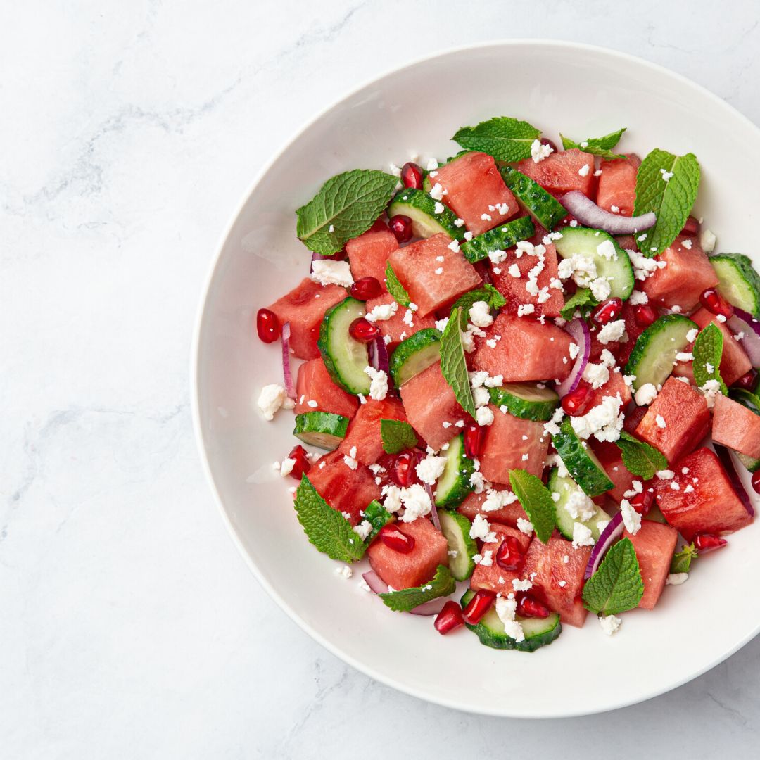 afbeelding Watermeloen-feta salade met munt, rode ui en granaatappel